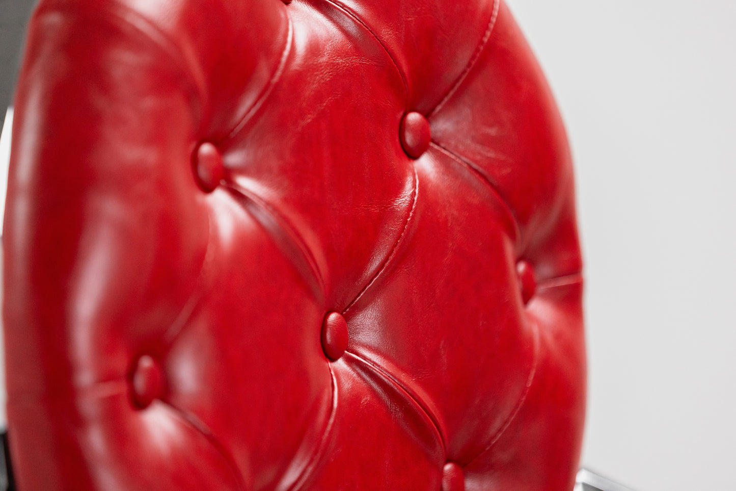 Cadeira de barbeiro MACK Pro Salon em cromada com detalhes a vermelho.