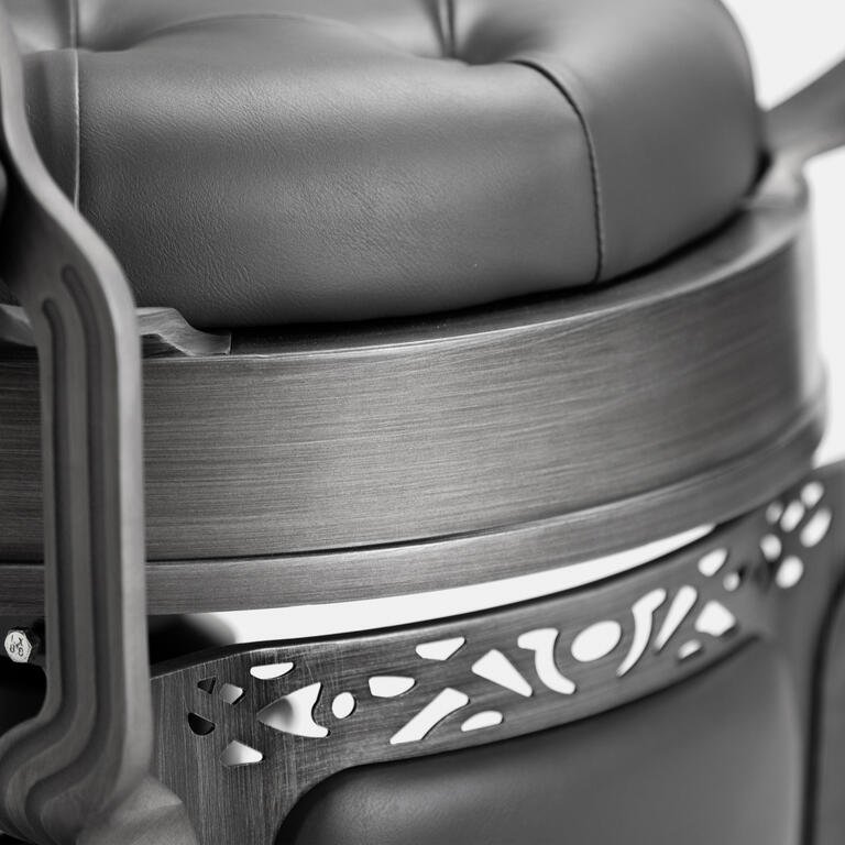 Cadeira de barbeiro cinza moderna modelo MACK Pro Salon.
