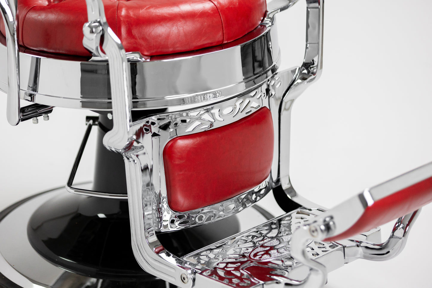 Cadeira de barbeiro MACK Pro Salon em cromada com detalhes a vermelho.