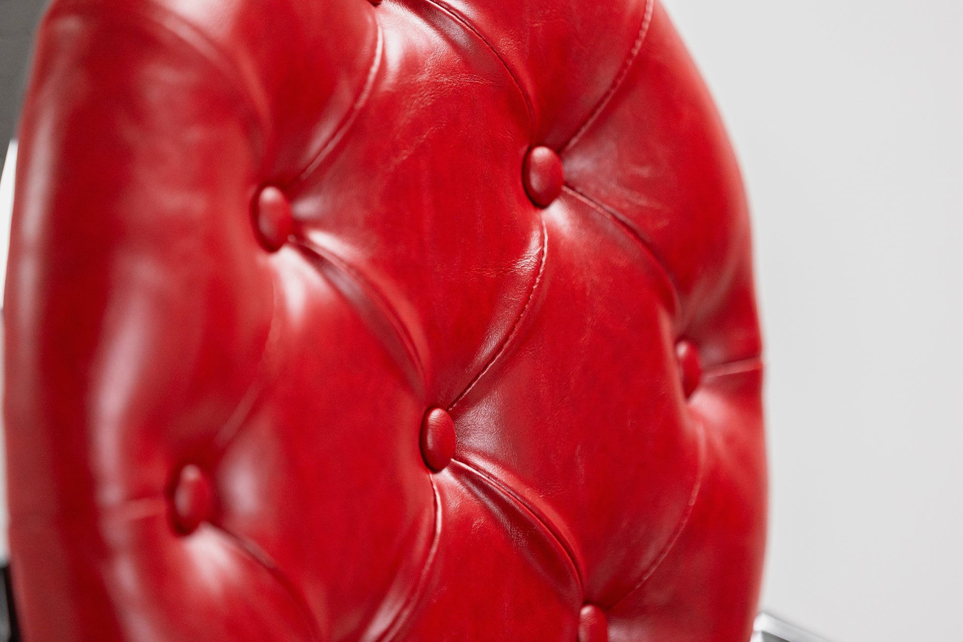 Cadeira de barbeiro MACK Pro Salon em cromada com detalhes a vermelho.