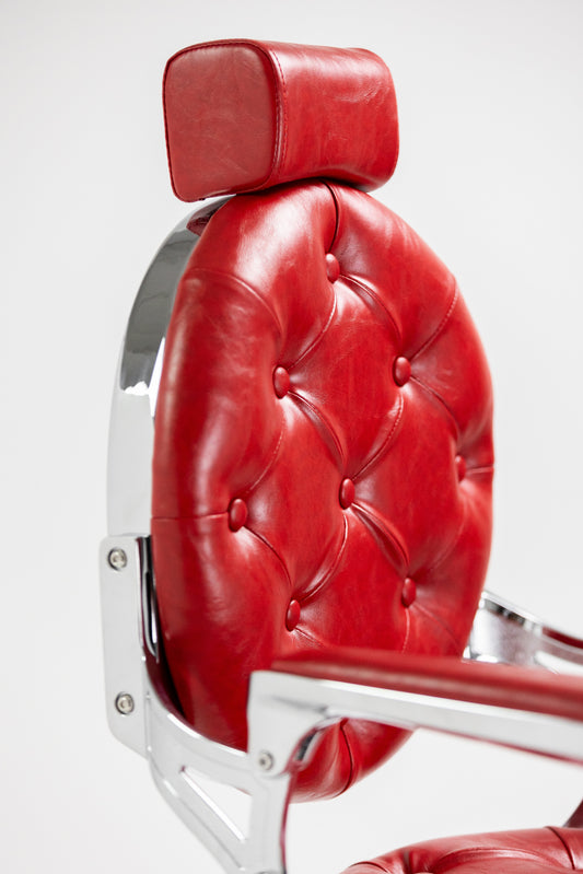 Cadeira de barbeiro MACK Pro Salon em cromada com detalhes a vermelho.