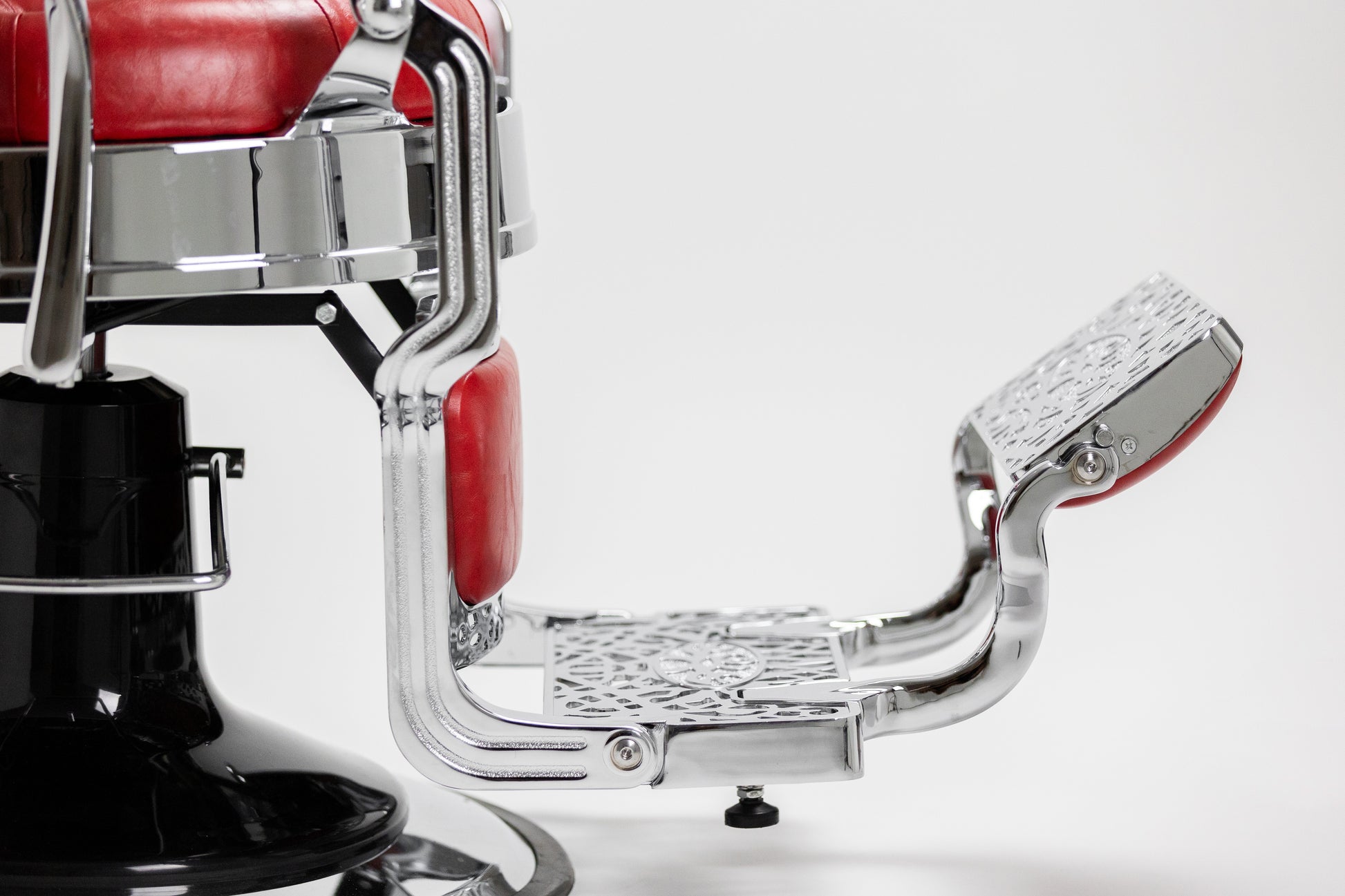 Cadeira de barbeiro MACK Pro Salon em cromada com detalhes a vermelho.