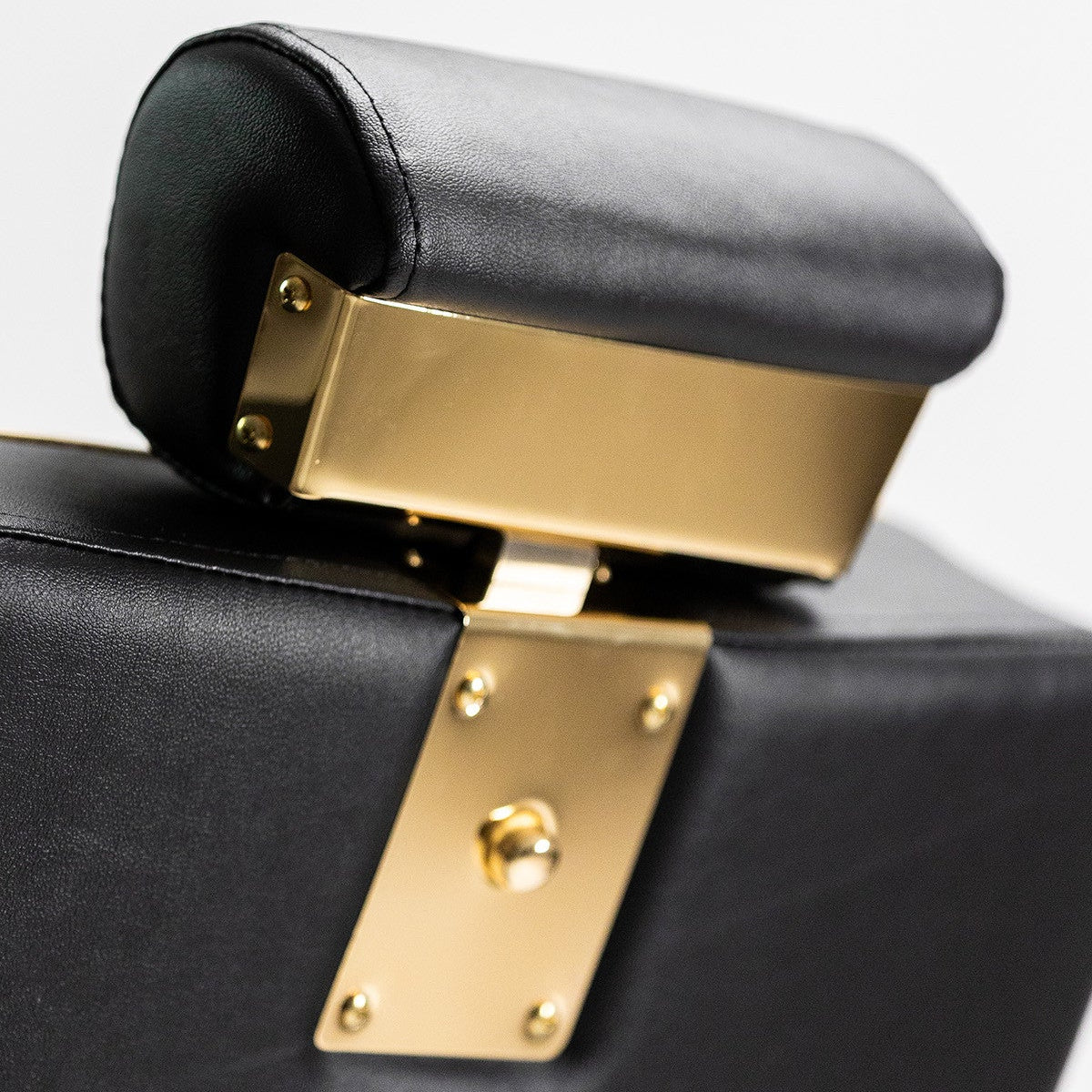 Cadeira de barbeiro dourada luxo modelo GON com acabamento premium e estofos de alta resistência.