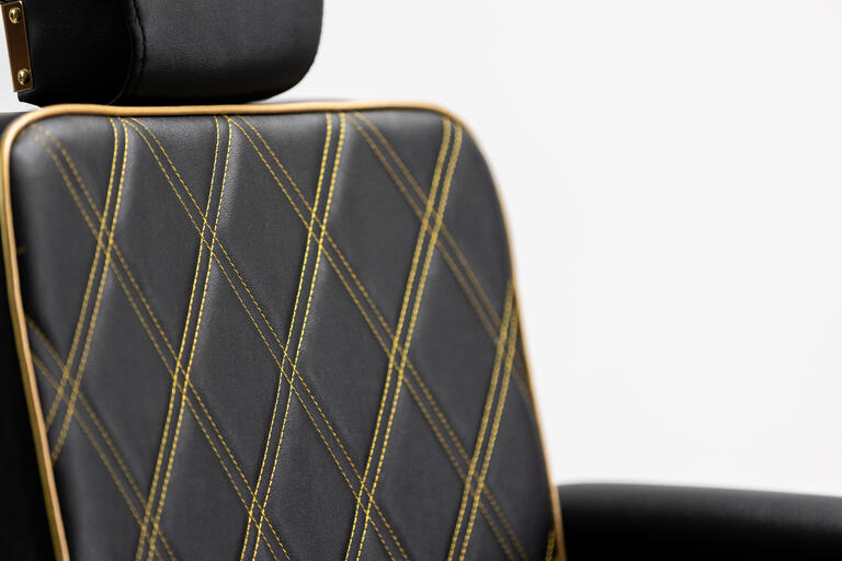 Cadeira de barbeiro dourada luxo modelo GON com acabamento premium e estofos de alta resistência.