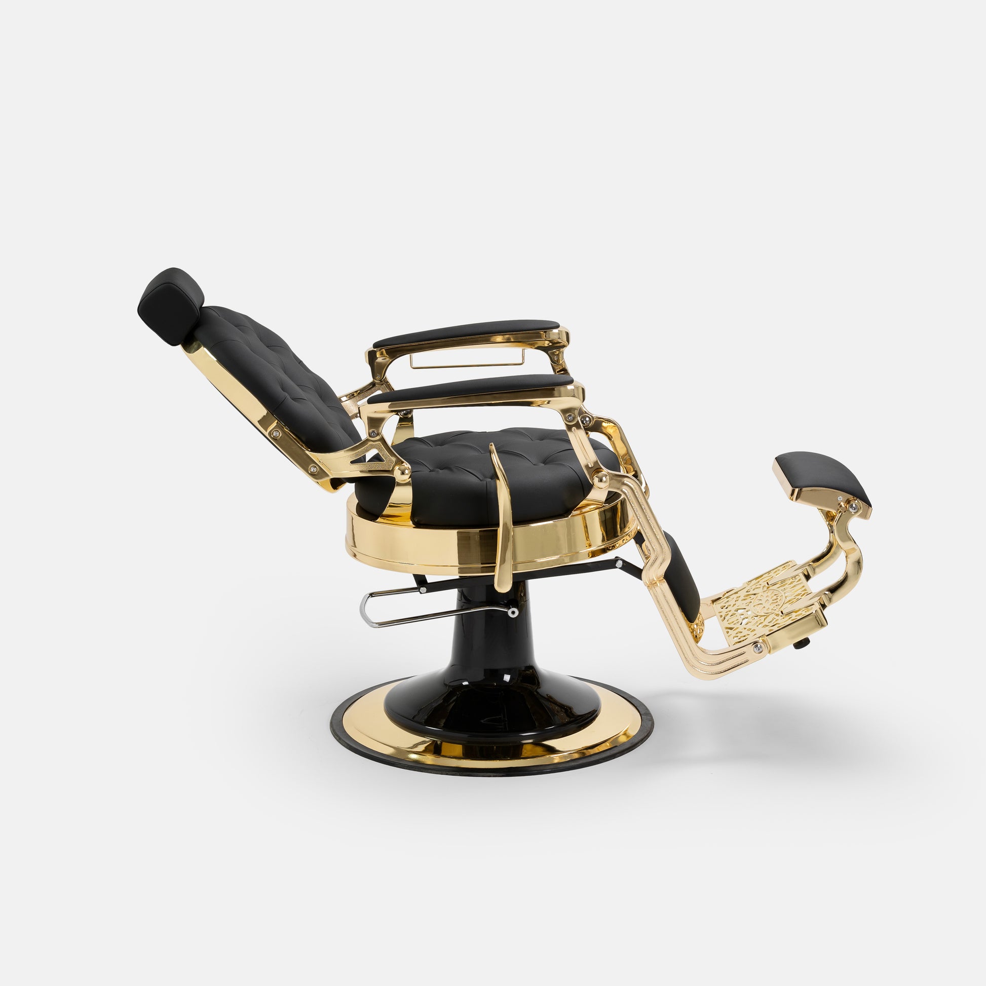 Cadeira de barbeiro MACK Pro Salon com estrutura dourada e assento preto.