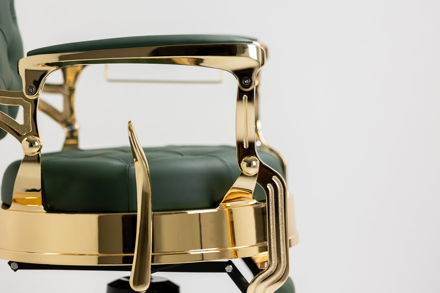 Cadeira de barbeiro luxo MACK dourada e verde para salões premium.