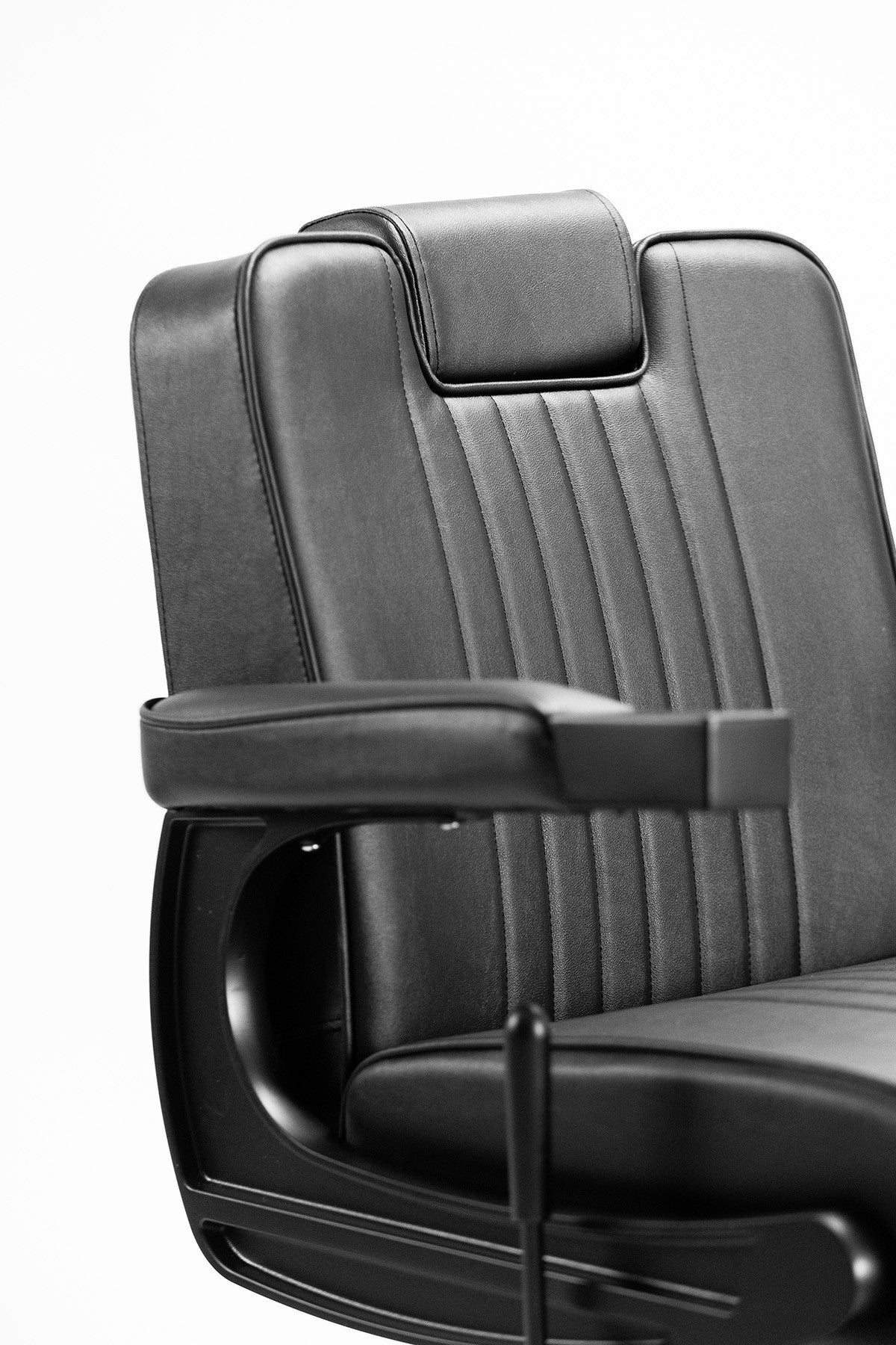 Cadeira de barbeiro profissional modelo GONI com base hidráulica e design ergonómico.