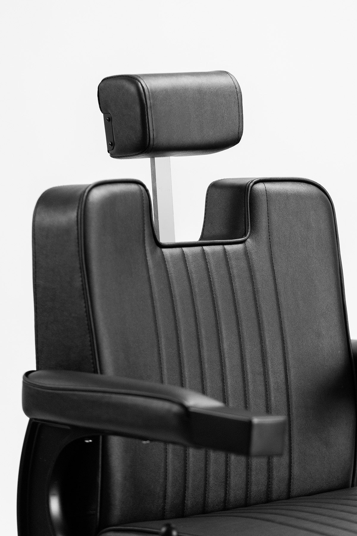 Cadeira de barbeiro profissional modelo GONI com base hidráulica e design ergonómico.