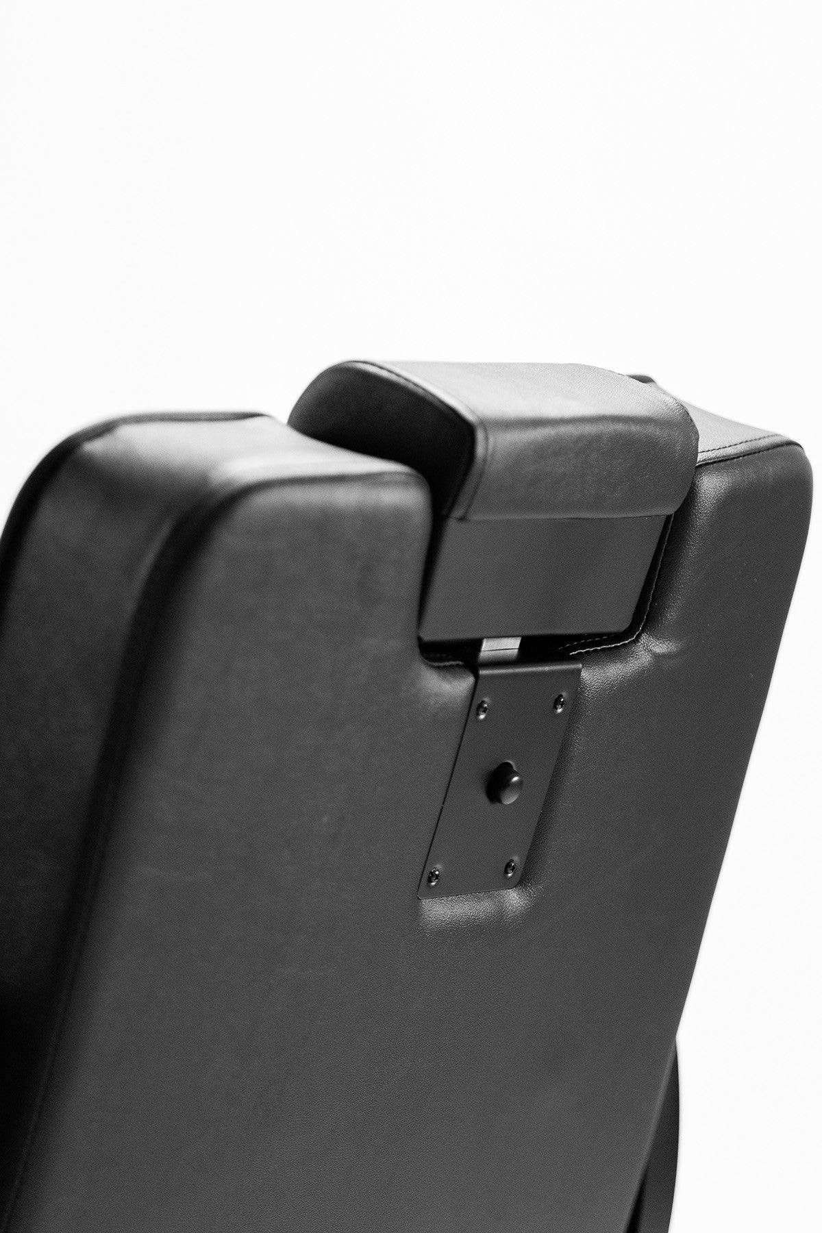 Cadeira de barbeiro profissional modelo GONI com base hidráulica e design ergonómico.