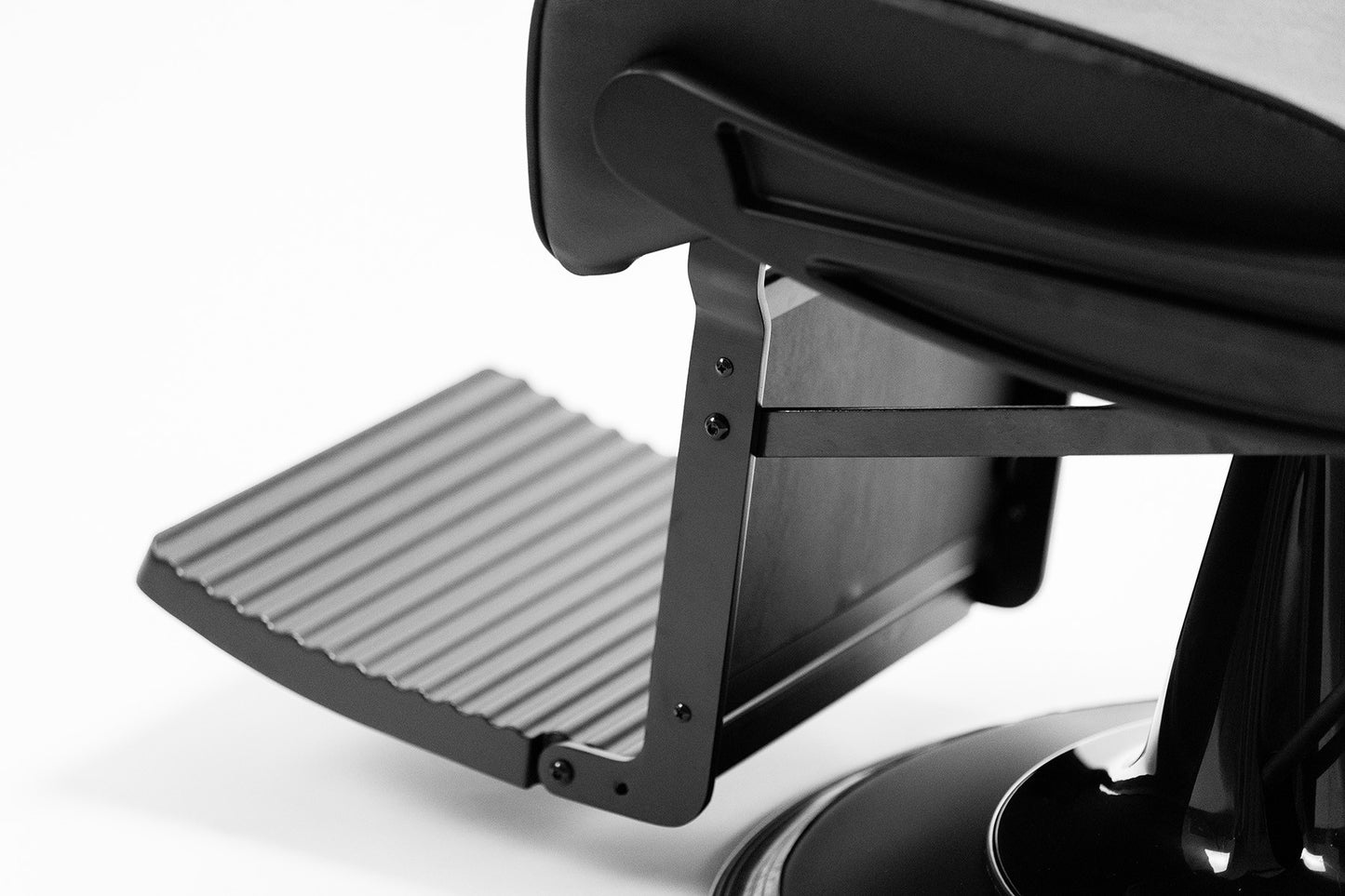 Cadeira de barbeiro profissional modelo GONI com base hidráulica e design ergonómico.